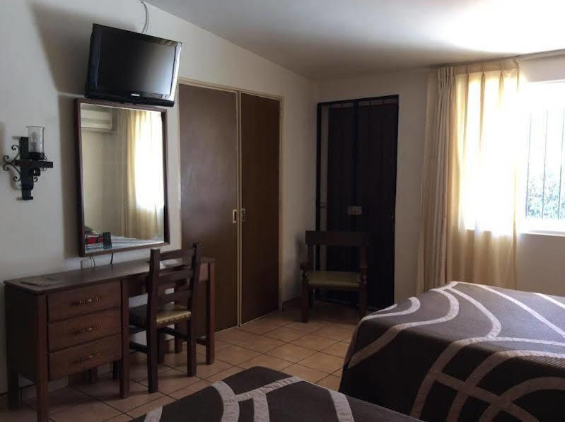 Hotel Isabel Гвадалахара Екстер'єр фото